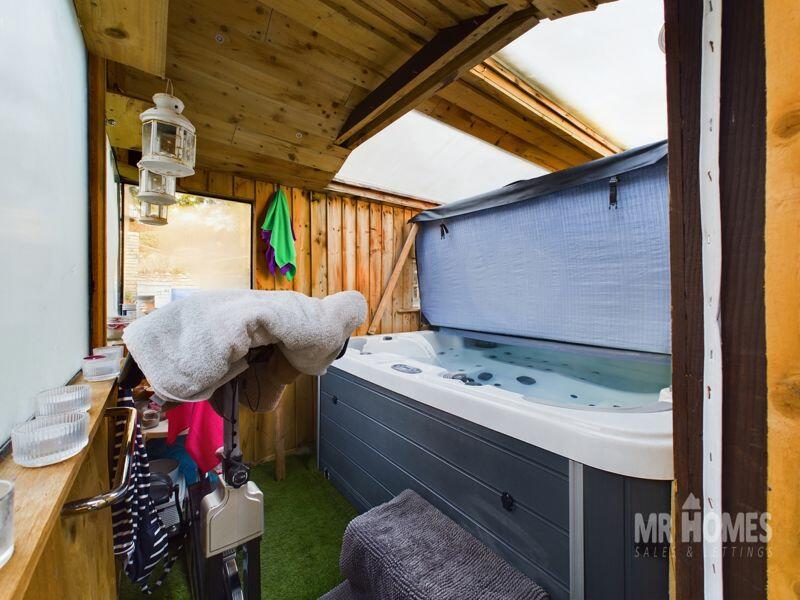Additional property image - Amyas Close, Carlton Gardens, Cardiff CF11 8EA