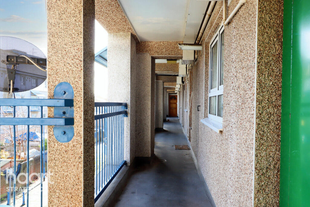 3 bedroom apartment for sale in Gillman Drive, London, E15