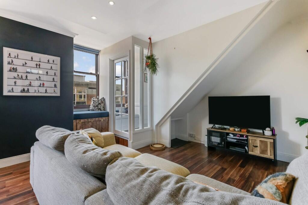 Main image of property: 8D High Street, Falkirk, FK1 1EY