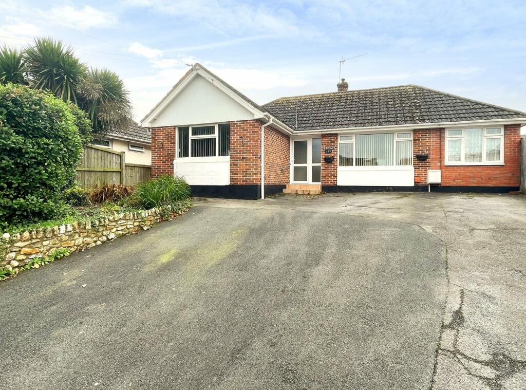 4 bedroom detached bungalow for sale in Harepath Road, Seaton, Devon, EX12
