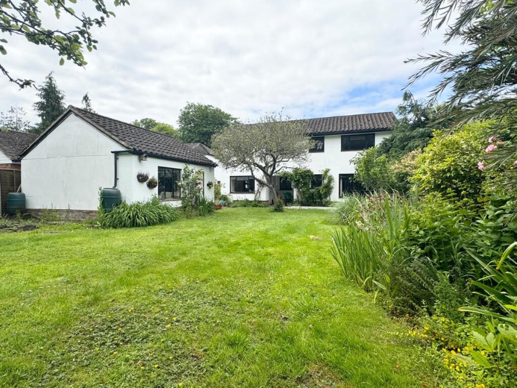 4 bedroom detached house for sale in Peterscroft Avenue, Ashurst