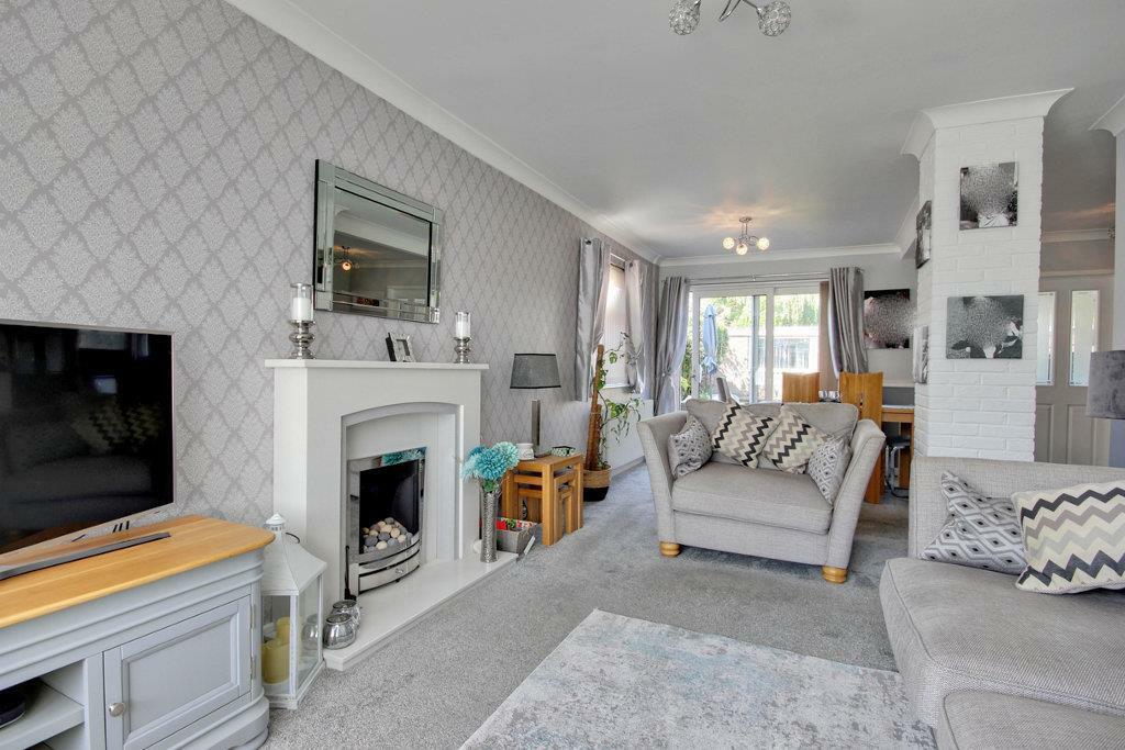 3 bedroom semi-detached house for sale in Hazelbarrow Drive, Willerby, Hull, HU10