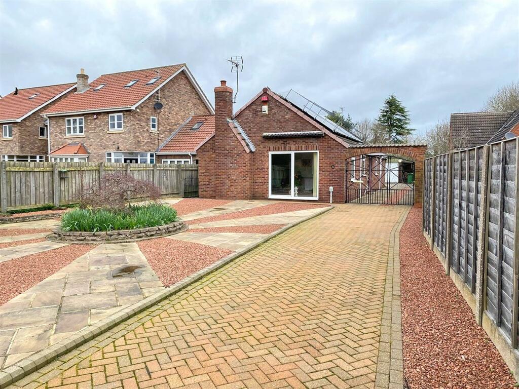 3 bedroom detached bungalow for sale in Well Lane, Willerby, Hull, HU10