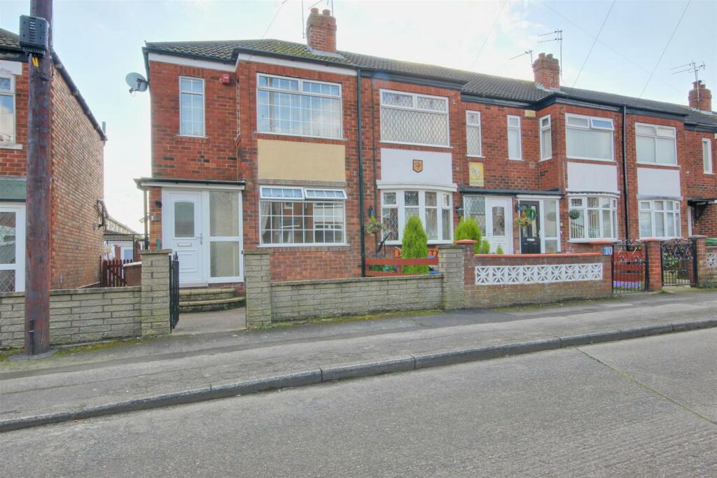 3 bedroom end of terrace house for sale in Bromwich Road, Willerby, Hull, HU10