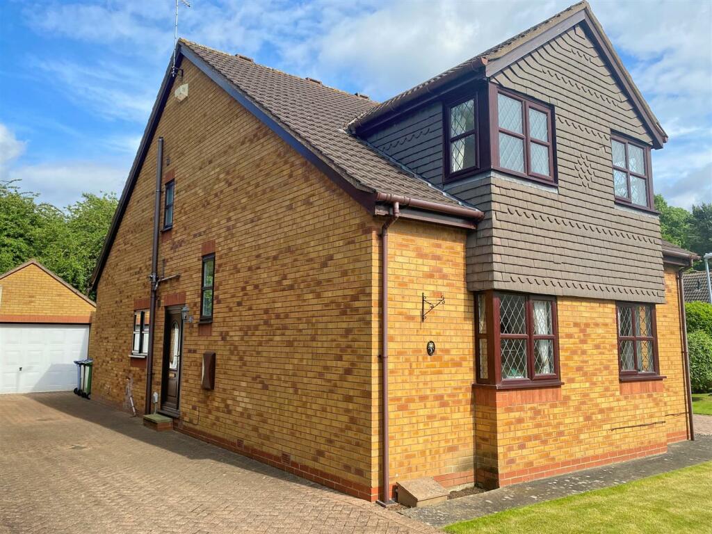 4 bedroom detached house for sale in The Close, Willerby, HU10