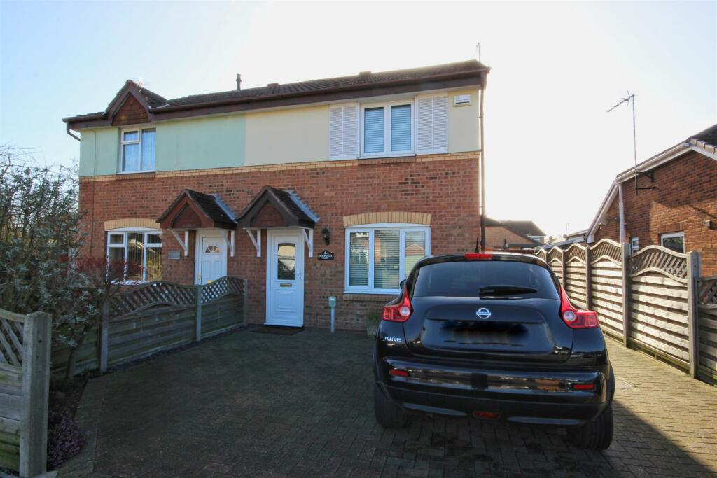 3 bedroom semi-detached house for sale in Shropshire Close, Hull, HU5