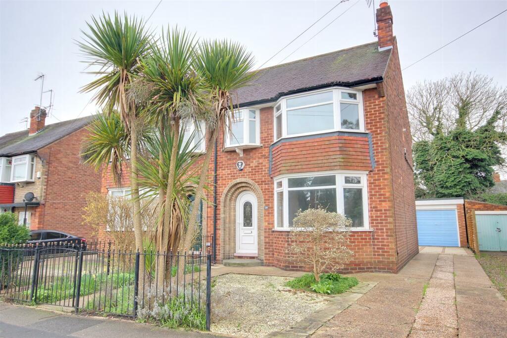 3 bedroom semi-detached house for sale in Auckland Avenue, Hull, HU6