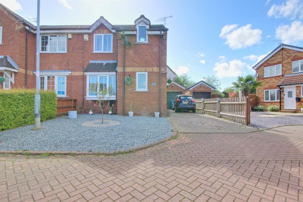 3 bedroom semi-detached house for sale in Robinswood Drive, Bransholme, Hull, HU7