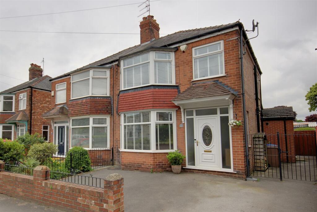 3 bedroom semidetached house for sale in Hallgate, Cottingham, HU16