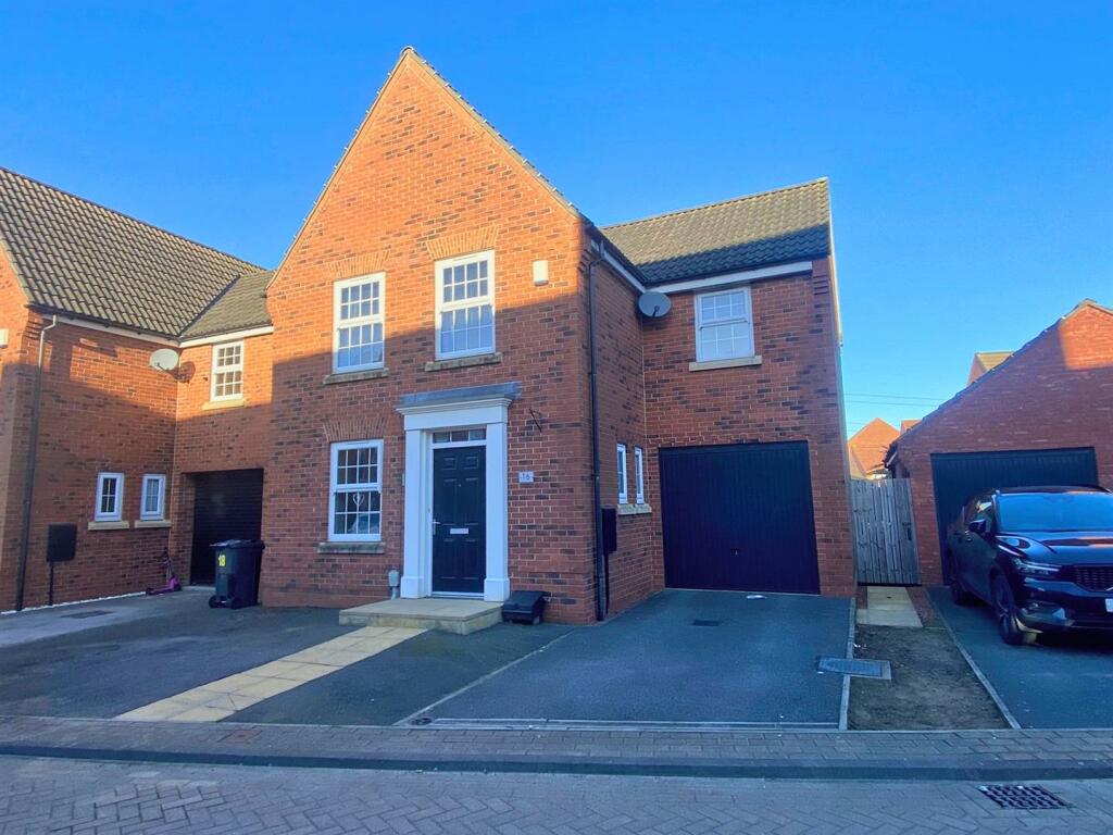 3 bedroom detached house for sale in Greenwich Park, Kingswood, Hull, HU7