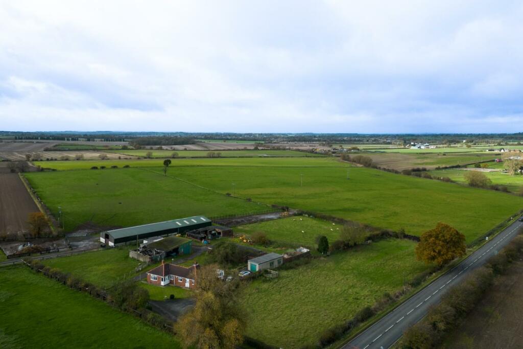 4 bedroom detached bungalow for sale in Pontefract Road, Thorpe Audlin