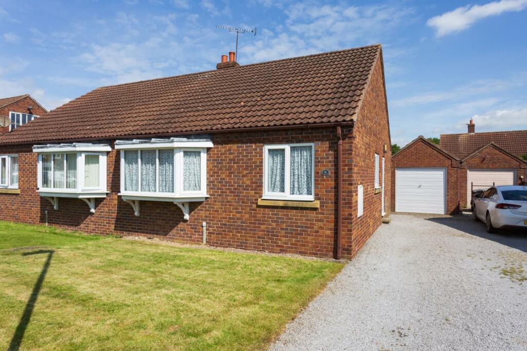 2 bedroom semidetached bungalow for sale in Manor Drive, North