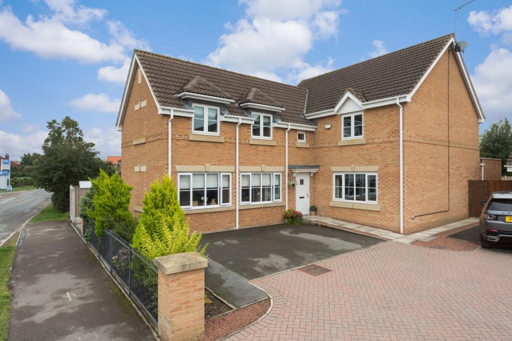 4 bedroom detached house for sale in Green Lane, North Duffield, YO8
