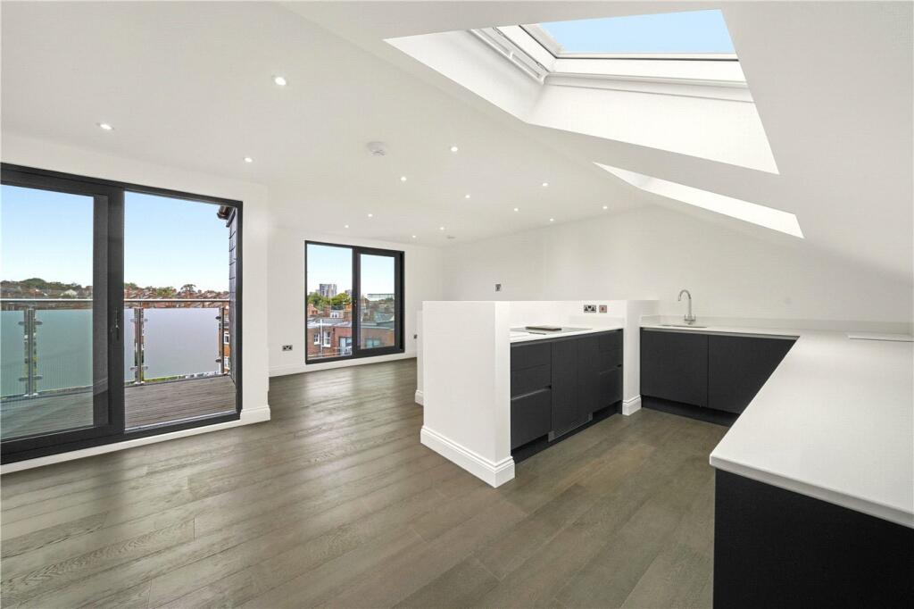 3 bedroom apartment for sale in Weston Park, London, N8