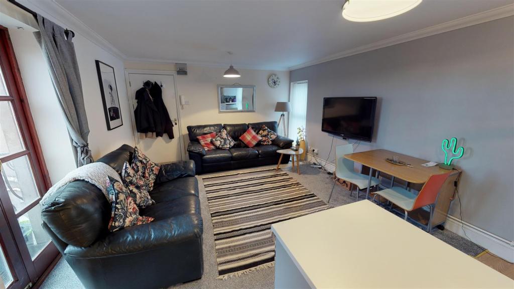 2 bedroom flat for sale in Salop Street, Penarth, CF64