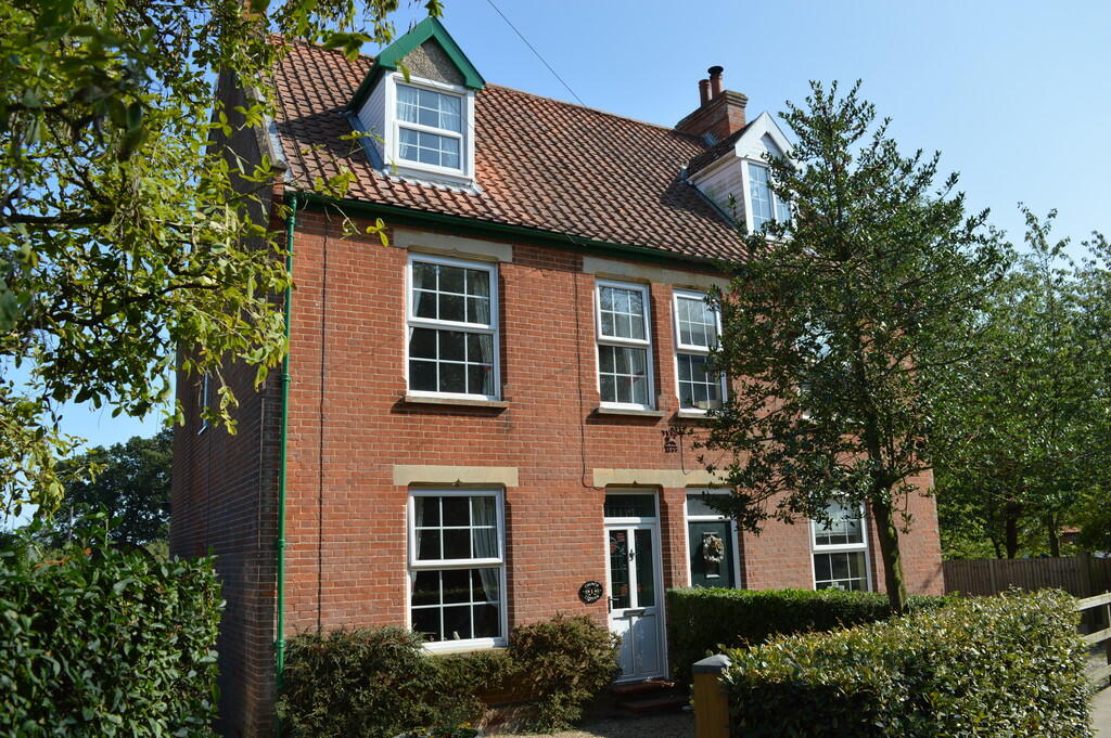 4 bedroom semidetached house for sale in Wrentham, NR34