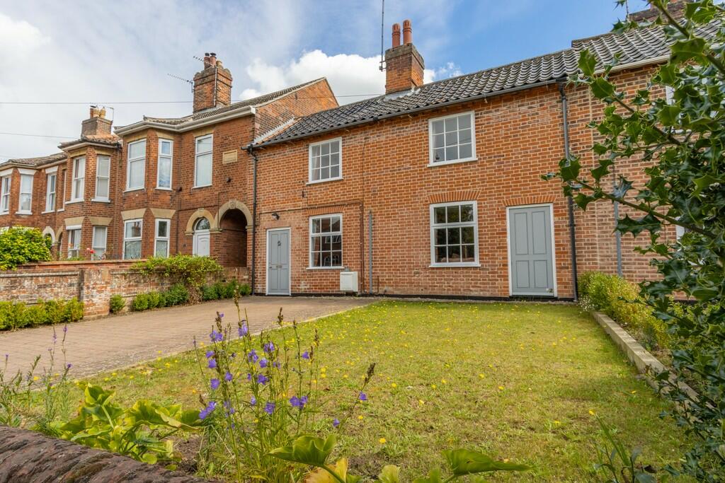 2 bedroom terraced house for sale in London Road, Beccles, NR34
