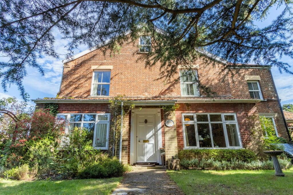 3 bedroom semidetached house for sale in Priory Road, St. Olaves, NR31