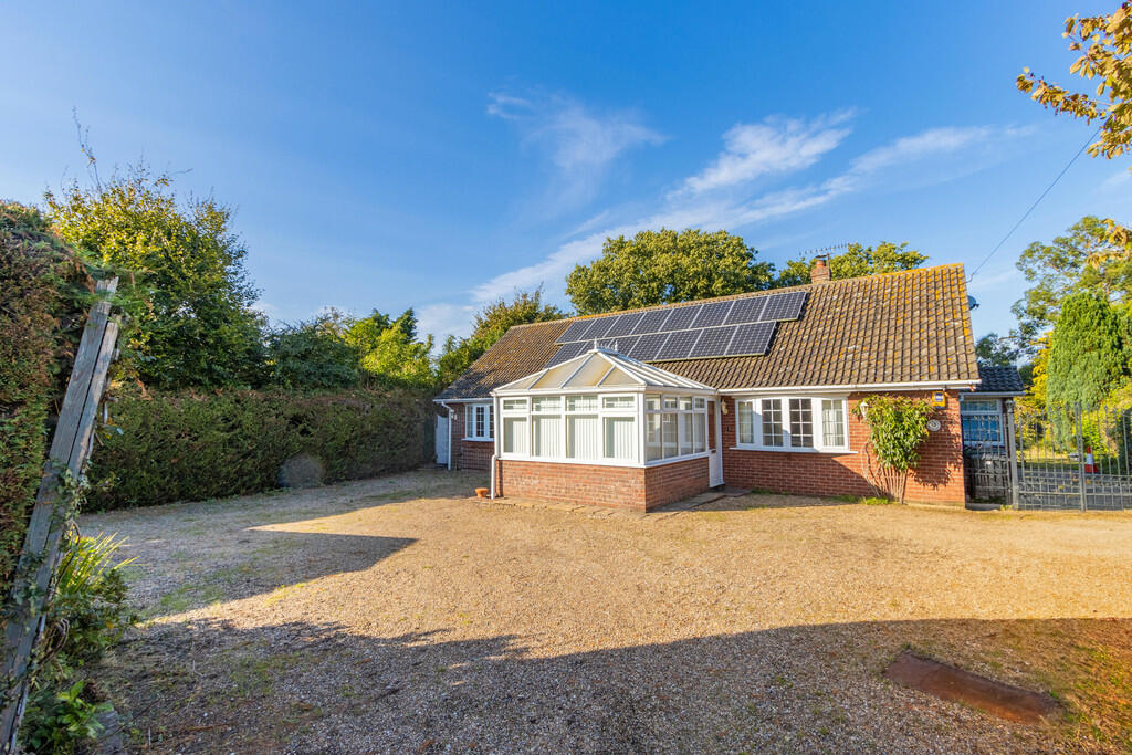 2 bedroom detached bungalow for sale in Kirby Cane, Bungay, NR35