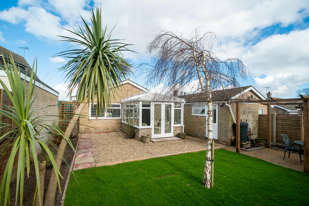 2 bedroom detached bungalow for sale in Highfield Road, Halesworth, IP19