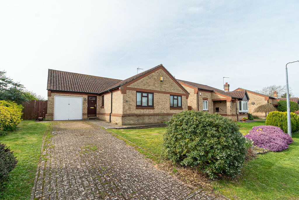 3 bedroom detached bungalow for sale in Barley Meadow , Halesworth , IP19