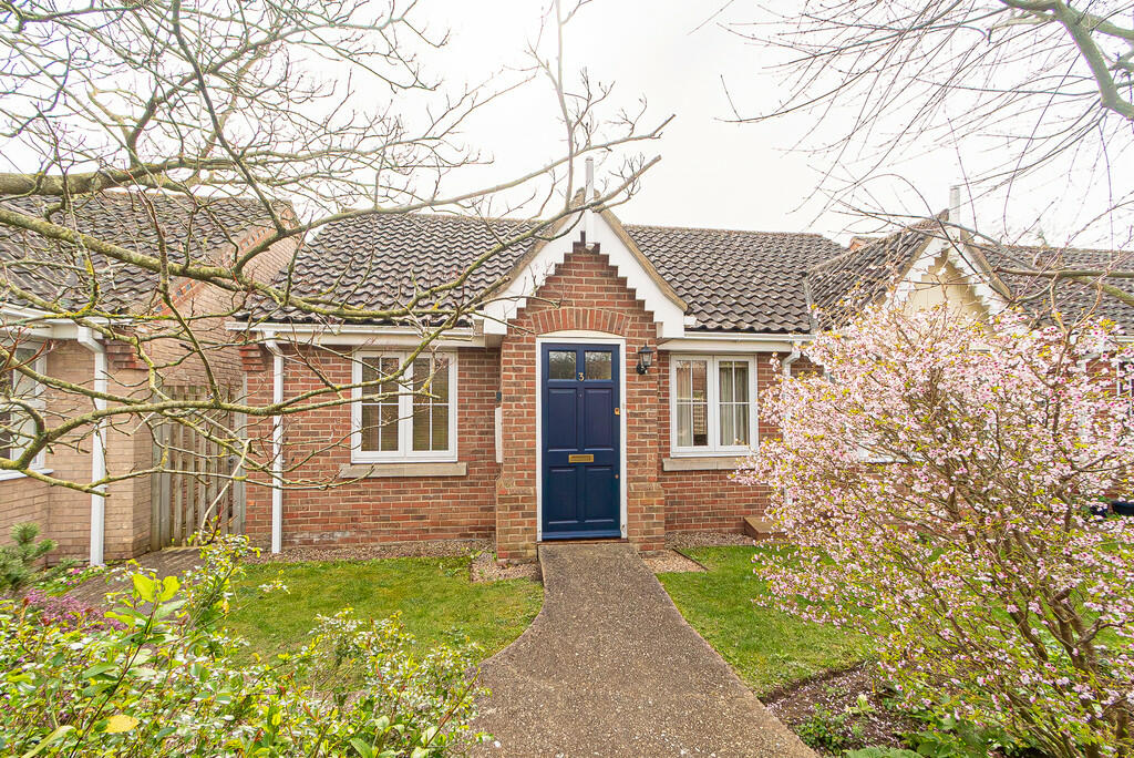 2 bedroom detached bungalow for sale in Old Brewery Yard , Halesworth