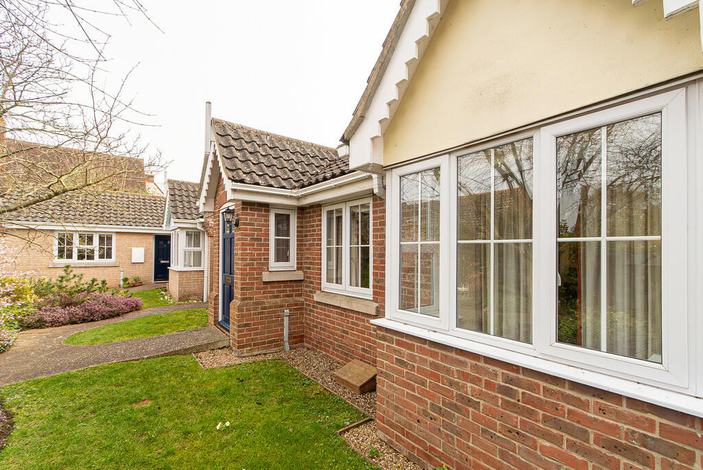 2 bedroom detached bungalow for sale in Old Brewery Yard , Halesworth