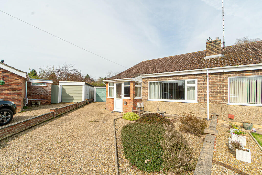 2 bedroom semidetached bungalow for sale in Valley Close Holton