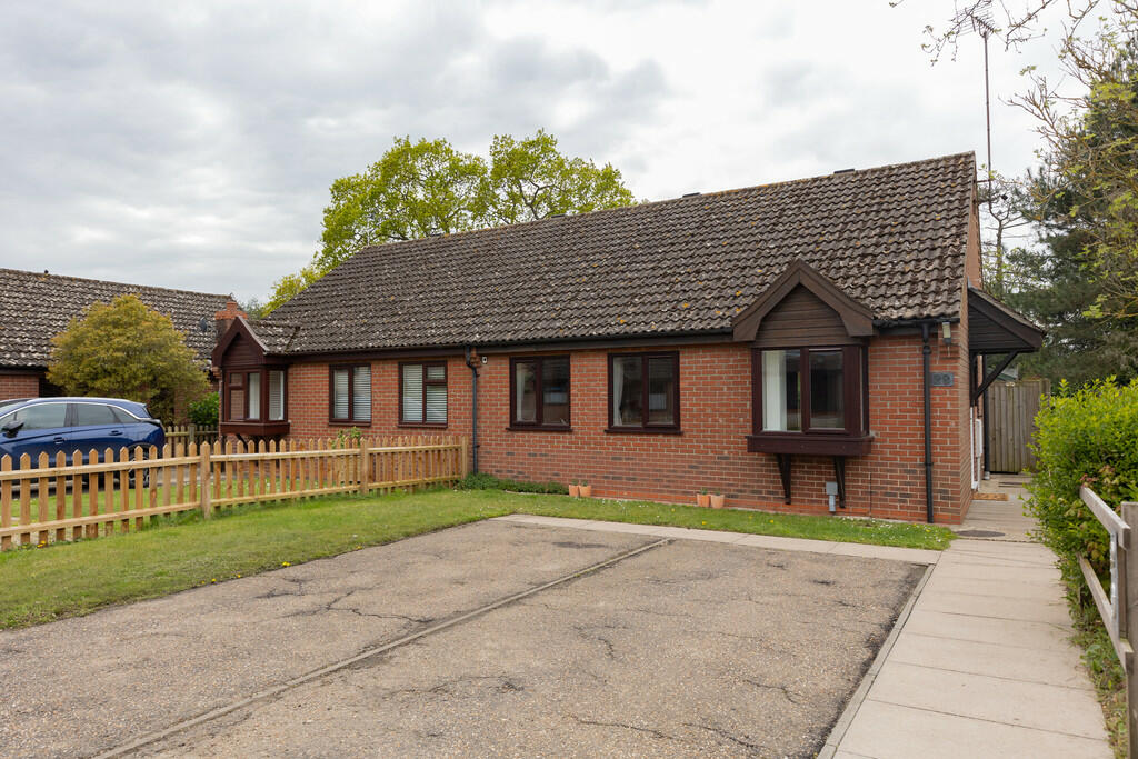 2 bedroom semidetached bungalow for sale in The Paddocks, Halesworth, IP19