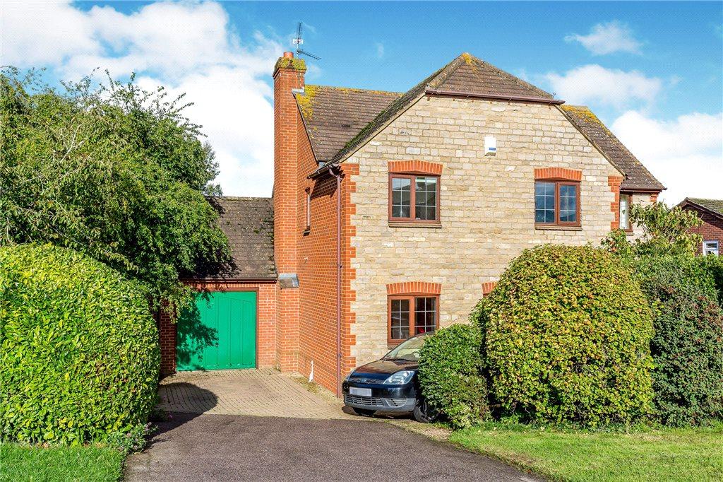 4 bedroom detached house for sale in Bourton Road, Buckingham