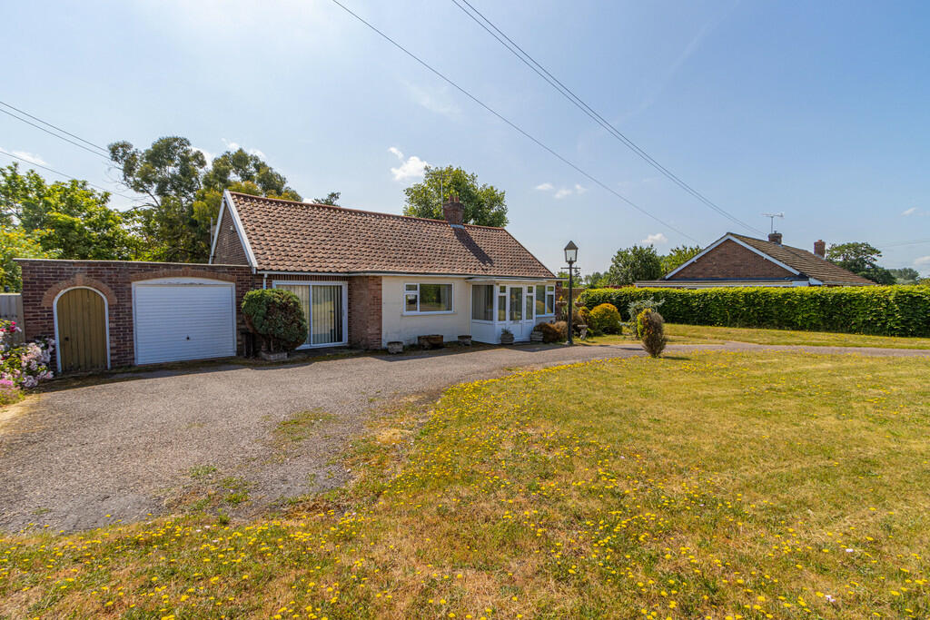 2 bedroom detached bungalow for sale in Church Road, Garboldisham, Diss