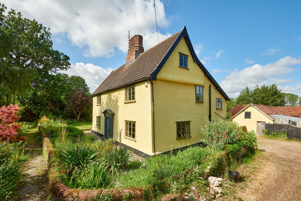 5 bedroom detached house for sale in Hepworth, Diss, IP22