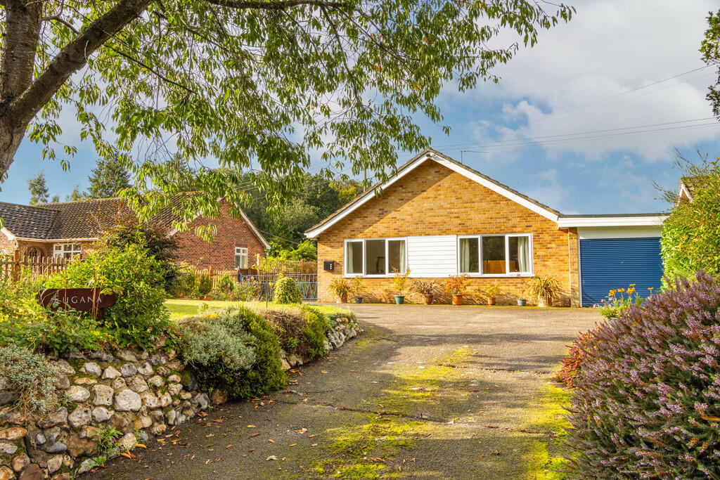 3 bedroom detached bungalow for sale in Church Road, Flixton, NR35