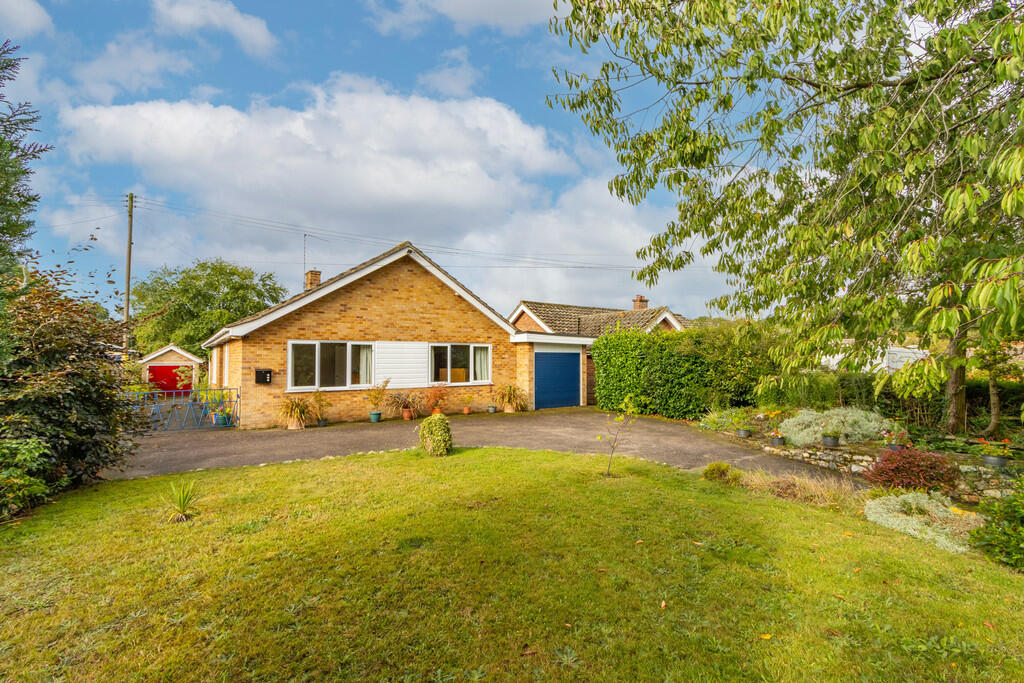 3 bedroom detached bungalow for sale in Church Road, Flixton, NR35