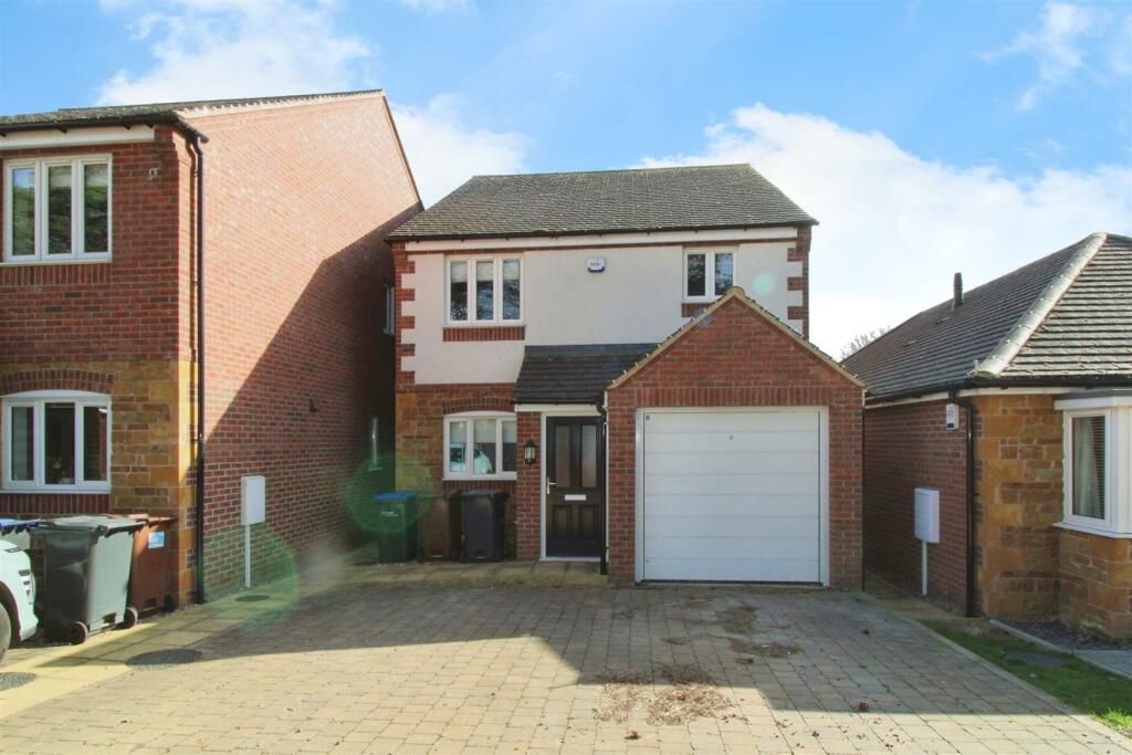 4 bedroom detached house for rent in Appletree Gardens, Harborough Road, Northampton, NN2