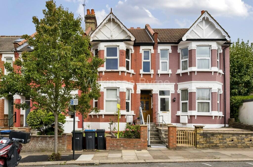 3 bedroom terraced house for sale in Bosworth Road, N11