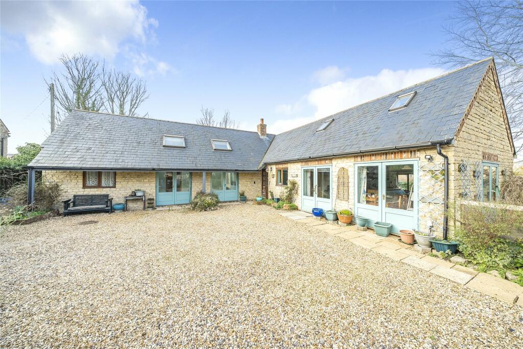 4 bedroom detached house for sale in High Street, Silverstone