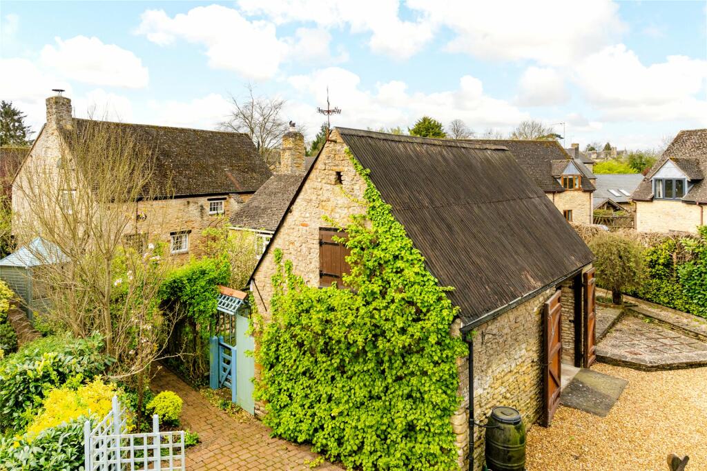 4 bedroom detached house for sale in Manor Lane, Farthinghoe, Brackley