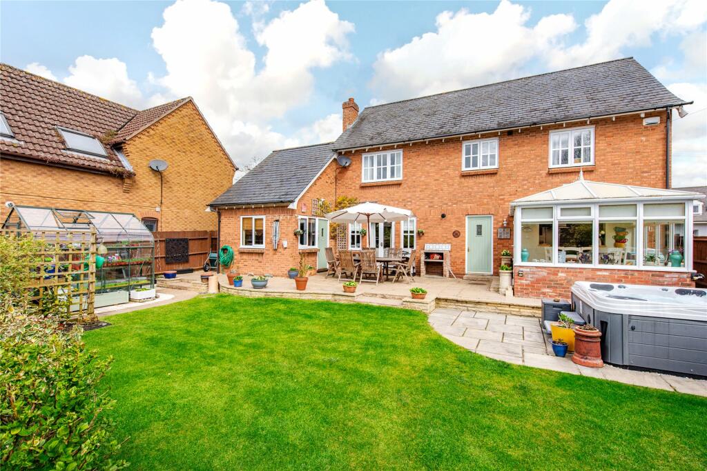 4 bedroom detached house for sale in Byfield Road, Woodford Halse