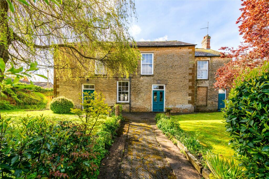 6 bedroom detached house for sale in High Street, Roade