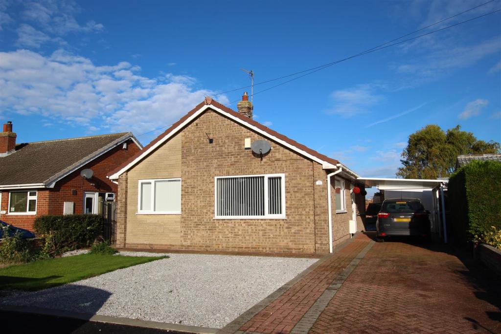 2 bedroom detached bungalow for sale in Alton Park, Beeford, YO25