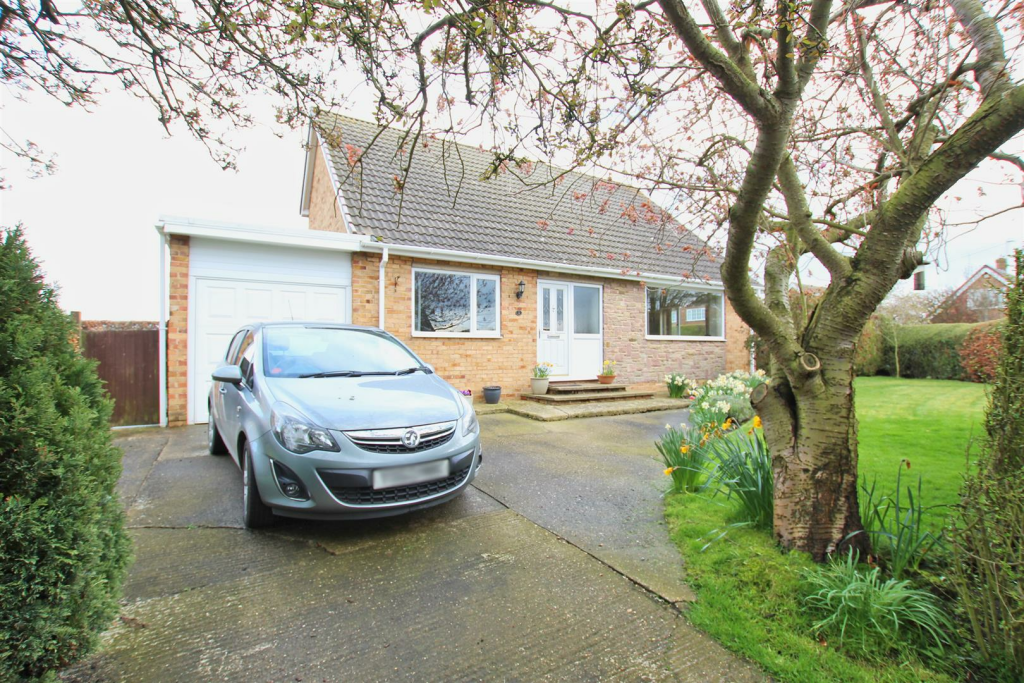 4 bedroom detached house for sale in Sawley Close, Hornsea, HU18