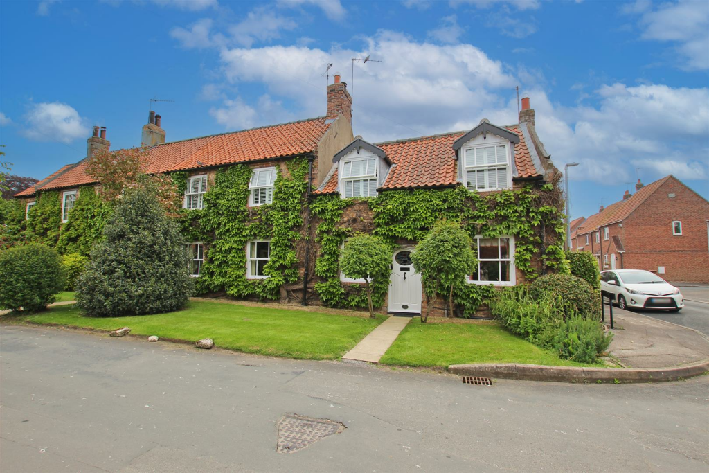 3 bedroom cottage for sale in Cross Hill, Brandesburton, YO25