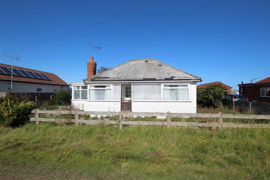 2 bedroom detached bungalow for sale in Westholme Avenue, Hornsea, HU18