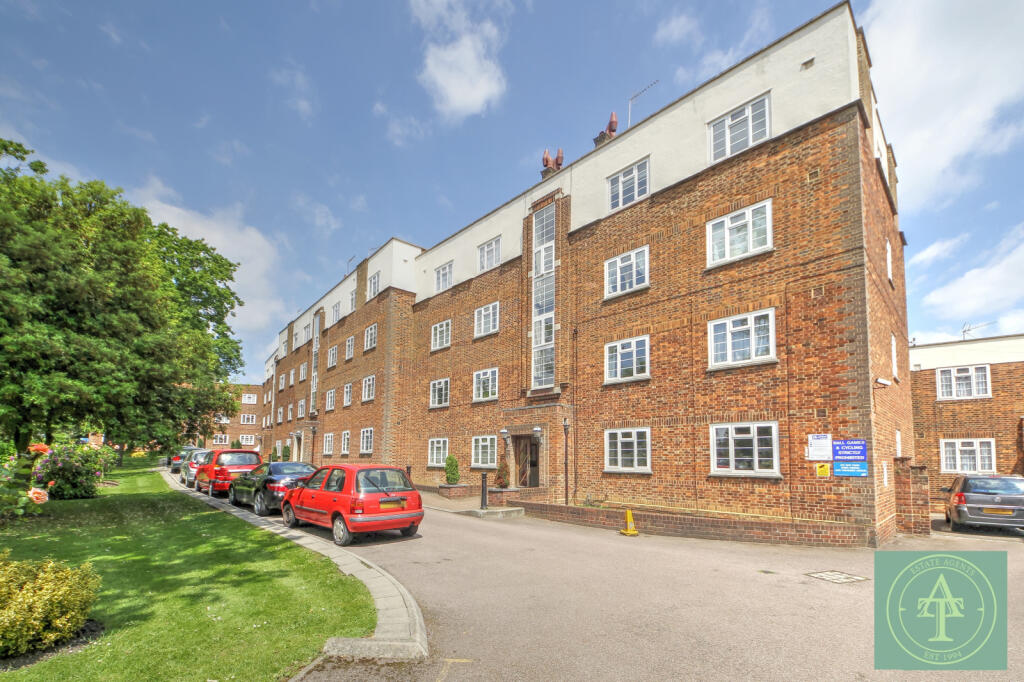 2 bedroom flat for sale in High Street, London, N14
