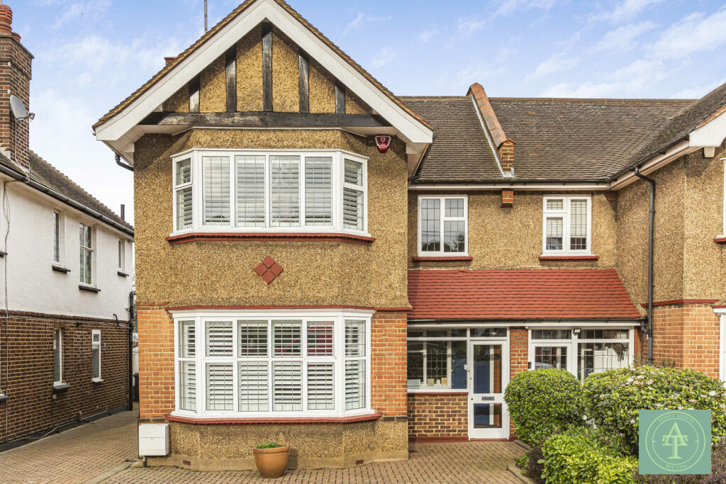 3 bedroom semidetached house for sale in Brookdale, London, N11