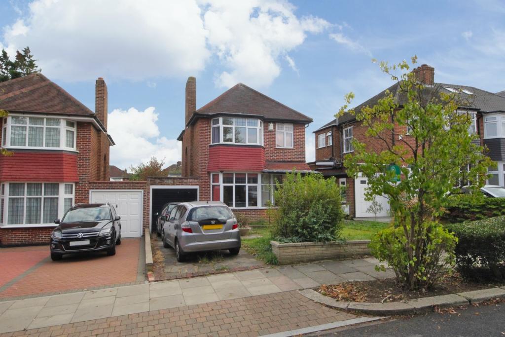 3 bedroom detached house for sale in Oakwood Park Road, London, N14