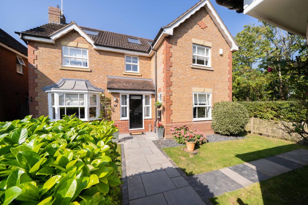 6 bedroom detached house for sale in Wake Grove, Warwick, Warwickshire