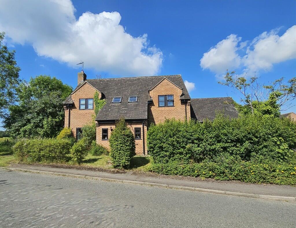 4 bedroom detached house for sale in Monkswood, Silverstone, NN12