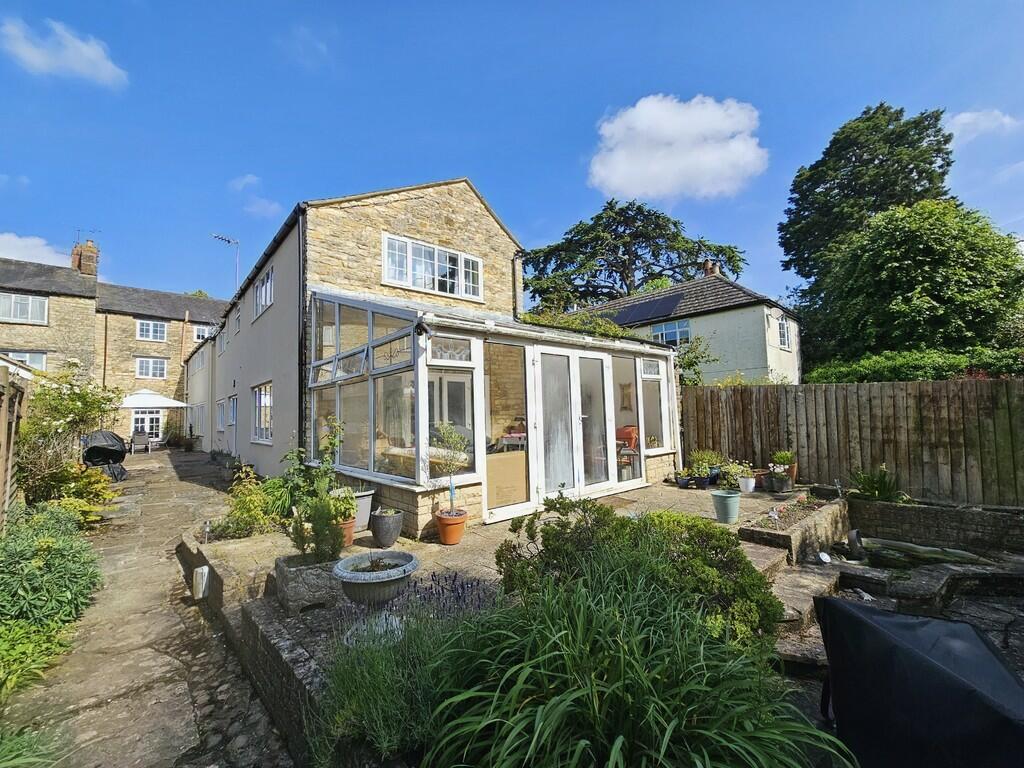 9 bedroom town house for sale in High Street, Brackley, NN13